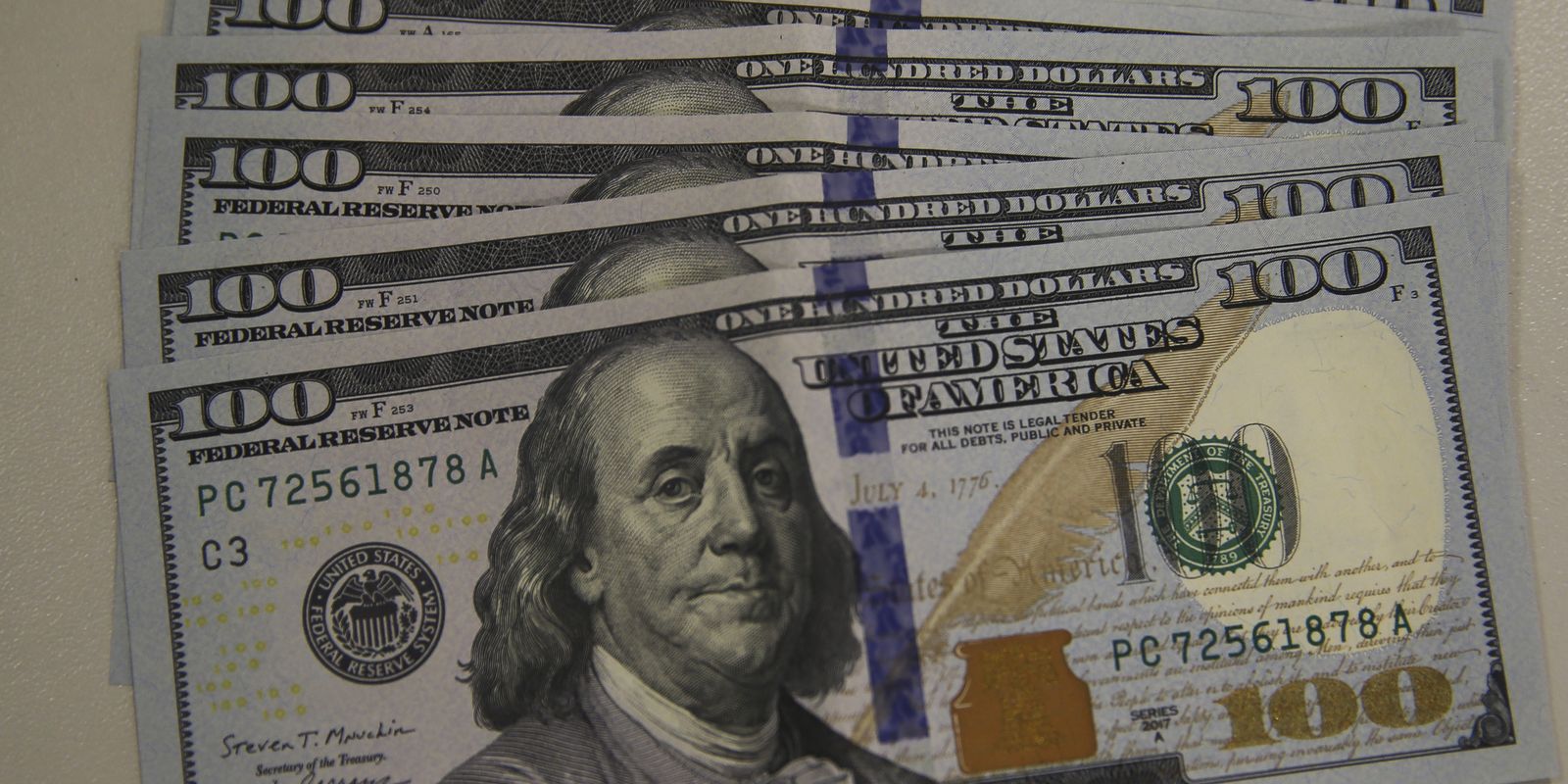 Dólar fecha abaixo de R$ 5,70 em dia de tarifas de Trump